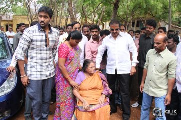 Mohan Babu Family Casts Vote 2014